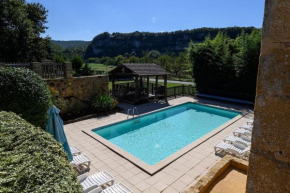 Walnut Store, cosy gîte with private terrace and shared swimming pool